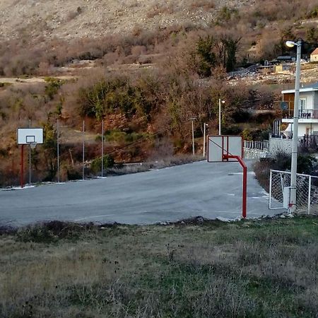 Vujas Village Pleasure Kotor Buitenkant foto